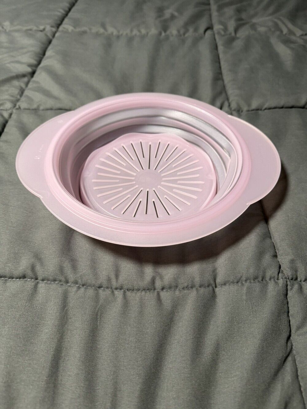 New TUPPERWARE FLAT OUT COLANDER 2 Qt Easy Store Adjustable Size Strainer Drain